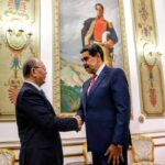 The handshake between Venezuelan President Nicolás Maduro and the special envoy of President Xi Jinping, Qiu Xiaoqi. Photo: Venezuelan Presidential Press.