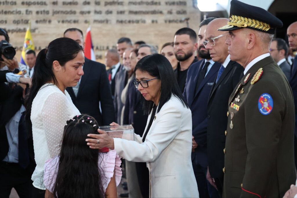 Venezuelan Acting President Delcy Rodríguez honors the wife and daughter of a fallen soldier killed by US military aggression against Venezuela. Caracas, Thursday, January 8, 2026. Photo: Venezuelan Presidential Press.