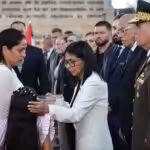 Venezuelan Acting President Delcy Rodríguez honors the wife and daughter of a fallen soldier killed by US military aggression against Venezuela. Caracas, Thursday, January 8, 2026. Photo: Venezuelan Presidential Press.