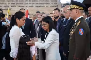 Venezuelan Acting President Delcy Rodríguez honors the wife and daughter of a fallen soldier killed by US military aggression against Venezuela. Caracas, Thursday, January 8, 2026. Photo: Venezuelan Presidential Press.