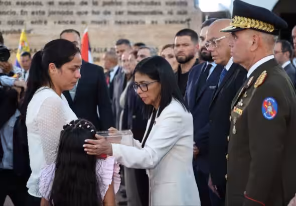 Venezuelan Acting President Delcy Rodríguez honors the wife and daughter of a fallen soldier killed by US military aggression against Venezuela. Caracas, Thursday, January 8, 2026. Photo: Venezuelan Presidential Press.