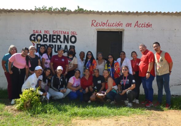 People pose for a photo in front of a building of the Revolución en Acción Commune, located in Miranda municipality of Falcón state, November 2025. Photo: Ministry of Popular Power for the Communes/Mincomunas Press Office.