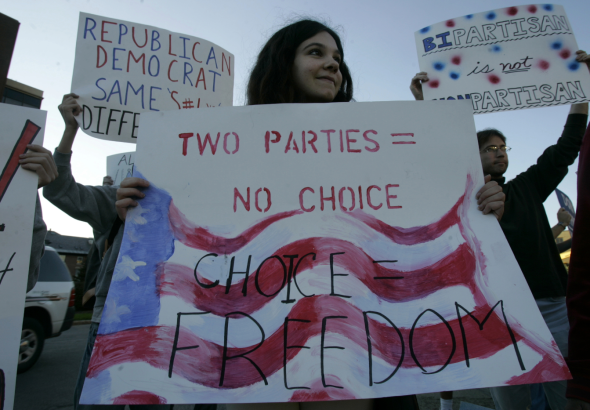 Cornell University student Marielle Newsome, of College Libertarians, holds in a demonstration a banner that reads “Two parties=No choice, Choice=Freedom, on Sept. 26, 2006, at Cornell University in Ithaca, NY. Photo: David Duprey/AP.