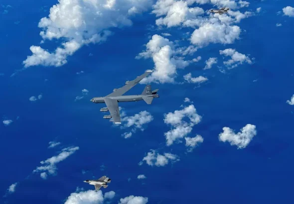 A Marine Corps F-35B Lightning II aircraft alongside a USAF B-52H Stratofortress bomber in South American airspace, part of the colonial project of US Southern Command, October 15, 2025. Photo: Associated Press.
