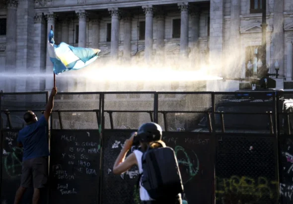 The Gendarmerie and the Federal Police of Argentina repressed with tanks, throwing water and tear gas to hundreds of people who were demonstrating in the vicinity of the Congress of the Nation in rejection of the labor reform that is being debated by the Chamber of Deputies. Photo: teleSUR.