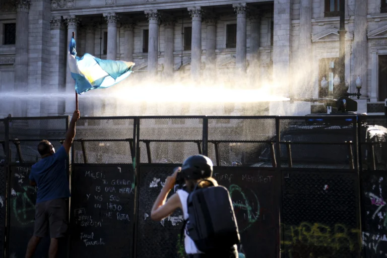 The Gendarmerie and the Federal Police of Argentina repressed with tanks, throwing water and tear gas to hundreds of people who were demonstrating in the vicinity of the Congress of the Nation in rejection of the labor reform that is being debated by the Chamber of Deputies. Photo: teleSUR.