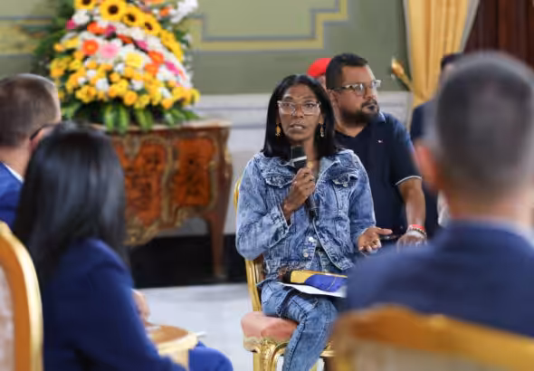 Victims of the guarimbas of 2014 and 2017 and their family members meet Acting President Delcy Rodríguez. Photo: Presidential Press.