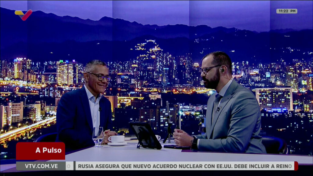 Ernesto Villegas (left) and Julio Riobó (right) on the VTV program “A Pulso.” Photo: VTV.