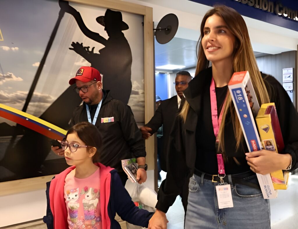 Camilla Fabri, the head of the Return of the Homeland Program, receives a girl with toys upon arrival in Venezuela on Monday, Feb. 2, 2026. Photo: Últimas Noticias.