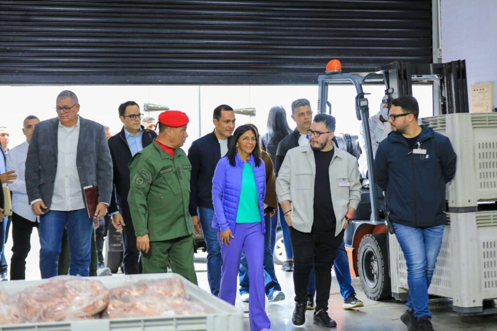 The acting president of the Republic, Delcy Rodríguez, visiting the L’Prado Food Processing Plant this Monday, February 9. Photo: Venezuela's Presidential Press.