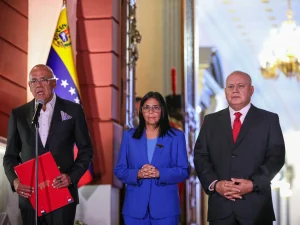 Venezuelan Acting President Delcy Rodriguez (center) next to National Assembly President Jorge Rodriguez (left) and Interior Minister Diosdado Cabello (right) in a ceremony to sign the recently approved Amnesty Law on Thursday, February 19, 2026, at Miraflores Palace. Photo: Ivan Mcgregor/Anadolu via Getty Images.