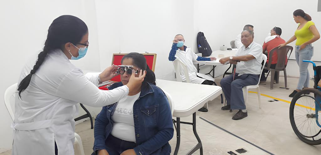 Cuban medical professionals provide healthcare to patients at a medical center in Guatemala. Photo: Cubadebate.