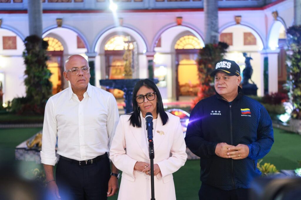 Venezuelan Acting President Delcy Rodríguez, accompanied by Interior Minister Vladimir Padrino Lóipez and National Assembly President Jorge Rodríguez, makes statements a month after the US kidnapping of President Nicolás Maduro and First Lady Cilia Flores. Photo: Presidential Press.