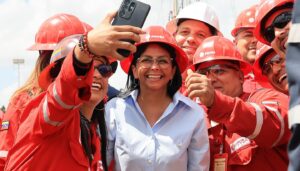 Venezuelan Acting President Delcy Rodríguez poses for a picture with workers during a visit to oil facilities in Monagas state on Thursday, February 12, 2026. Photo: X/@Laiguanatv.
