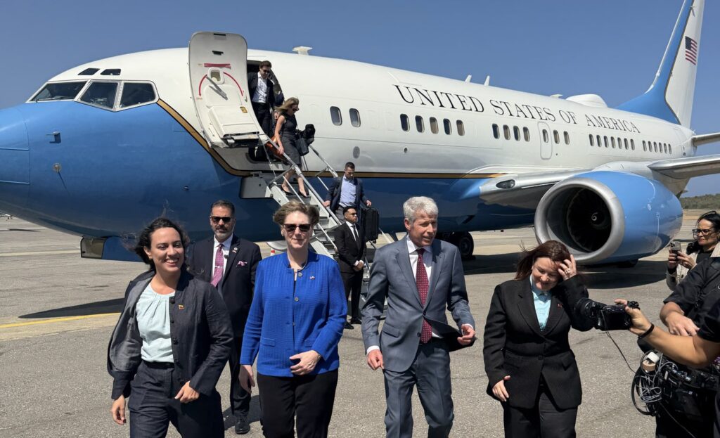 US appointed ambassador to Caracas, Laura Dogu, receives at Simon Bolivar International Airport, US Energy Secretary Chris Wright on Wednesday, Feb. 11, 2026. Photo: X/@usembassyve.
