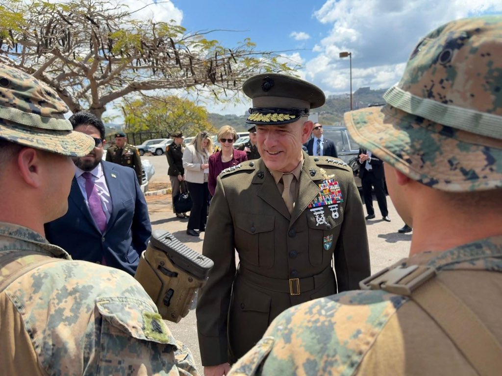US SOUTHCOM Chief Francis L. Donovan in the parking lot of the US embassy in Caracas, talking with soldiers of the US empire. Photo: X/@usembassyve.