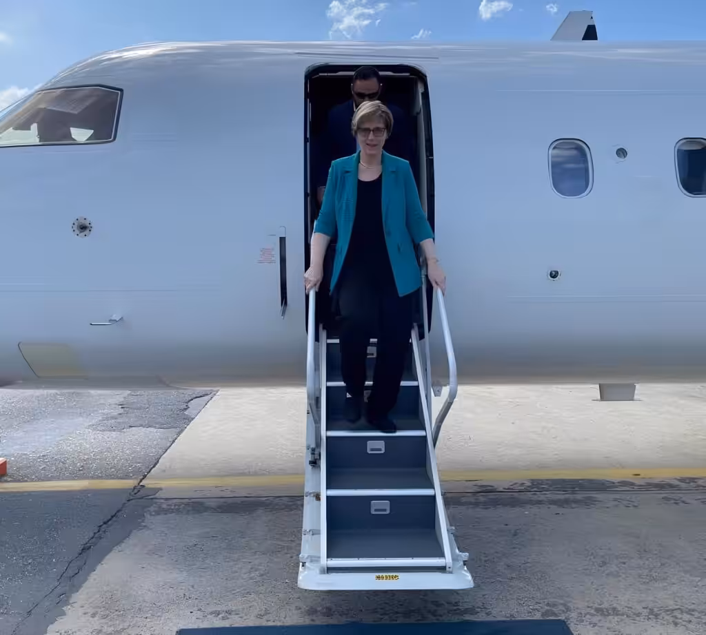 US diplomat Laura Dogu deboards at Simón Bolívar International Airport in Maiquetía, Venezuela, January 31. Photo: Instagram/@usembassyve.