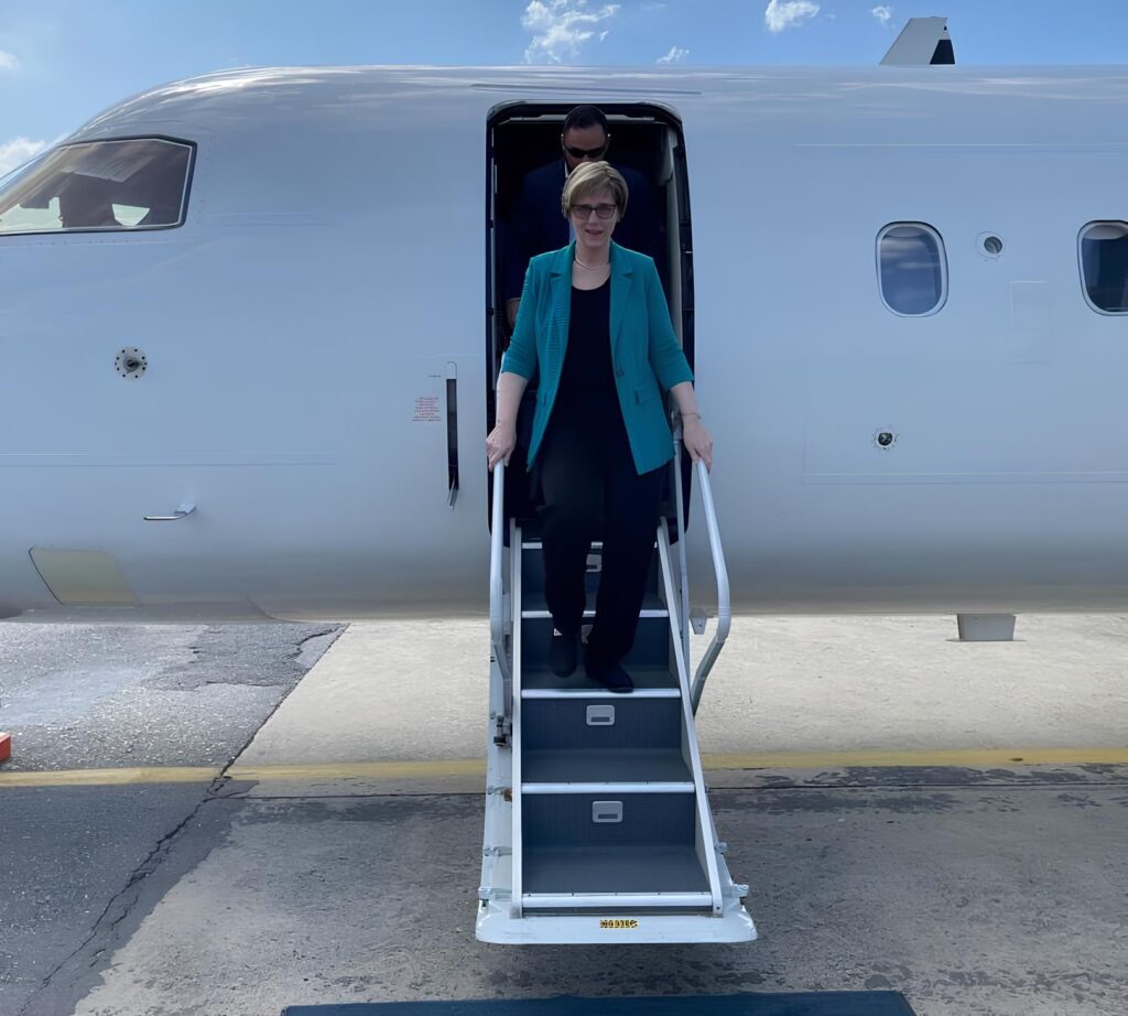 US diplomat Laura Dogu deboards at Simón Bolívar International Airport in Maiquetía, Venezuela, January 31. Photo: Instagram/@usembassyve.