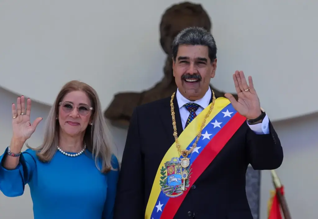 Venezuelan President Nicolas Maduro and his wife Cilia Flores wave after his swearing-in ceremony for a third term in Caracas, Venezuela, Friday, Jan. 10, 2025. Photo: Ariana Cubillos/Associated Press/file photo.