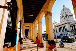 “Recova” in front of the Capitolio in Havana, Cuba, 2011. Photo: Jorge Royan, CC BY-SA 3.0, Wikimedia Commons.