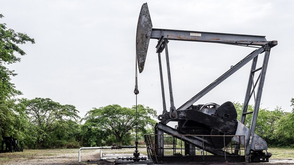 Oil well in Barinas, Venezuela. Photo: Carlos Santos/Wikimedia Commons.