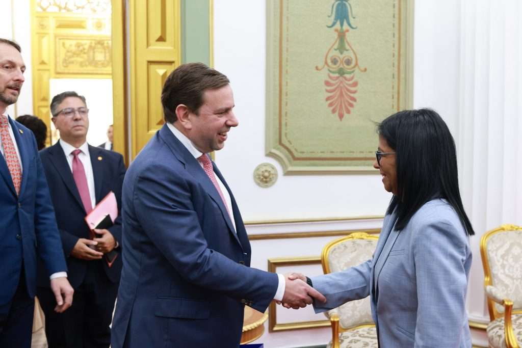 Venezuelan Acting President Delcy Rodríguez shakes hands with Adam Lowmass, regional vice president of Shell, February 26, 2026. Photo: Venezuelan Presidential Press.