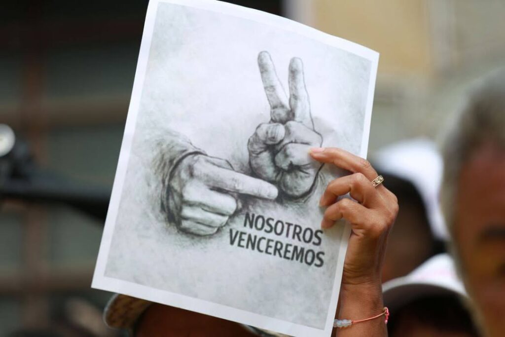 A Venezuelan woman holding, in a Jan. 28 demonstration, a sketch photo with the victory sign popularized by President Nicolas Maduro after being kidnapped by the US on Jan. 3, 2026. Photo: IG/@kimberly_meki.