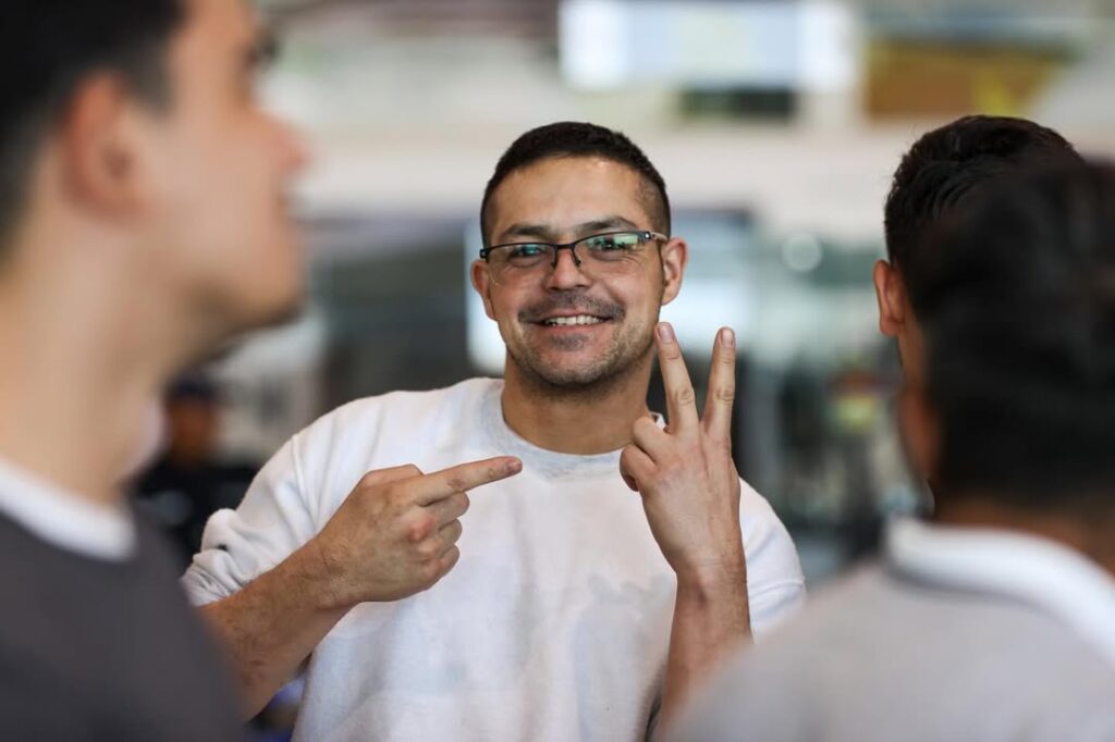 A repatriated Venezuelan migrant arriving at the Simón Bolívar International Airport from the US makes the victory sign, popularized by President Nicolás Maduro after his kidnapping, on Monday, February 9, 2026. Photo: IG/@minjusticia_ve.