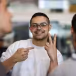 A repatriated Venezuelan migrant arriving at the Simón Bolívar International Airport from the US makes the victory sign, popularized by President Nicolás Maduro after his kidnapping, on Monday, February 9, 2026. Photo: IG/@minjusticia_ve.
