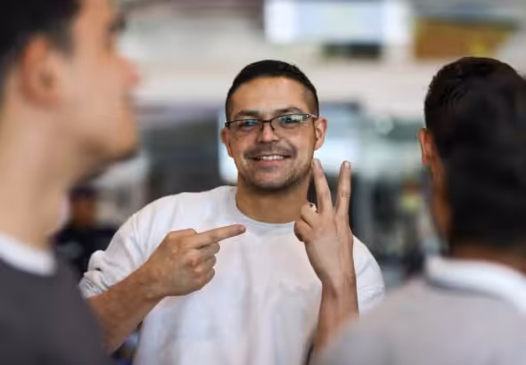 A repatriated Venezuelan migrant arriving at the Simón Bolívar International Airport from the US makes the victory sign, popularized by President Nicolás Maduro after his kidnapping, on Monday, February 9, 2026. Photo: IG/@minjusticia_ve.