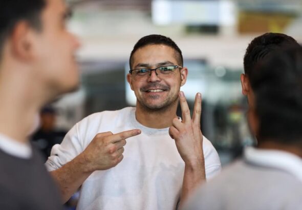 A repatriated Venezuelan migrant arriving at the Simón Bolívar International Airport from the US makes the victory sign, popularized by President Nicolás Maduro after his kidnapping, on Monday, February 9, 2026. Photo: IG/@minjusticia_ve.