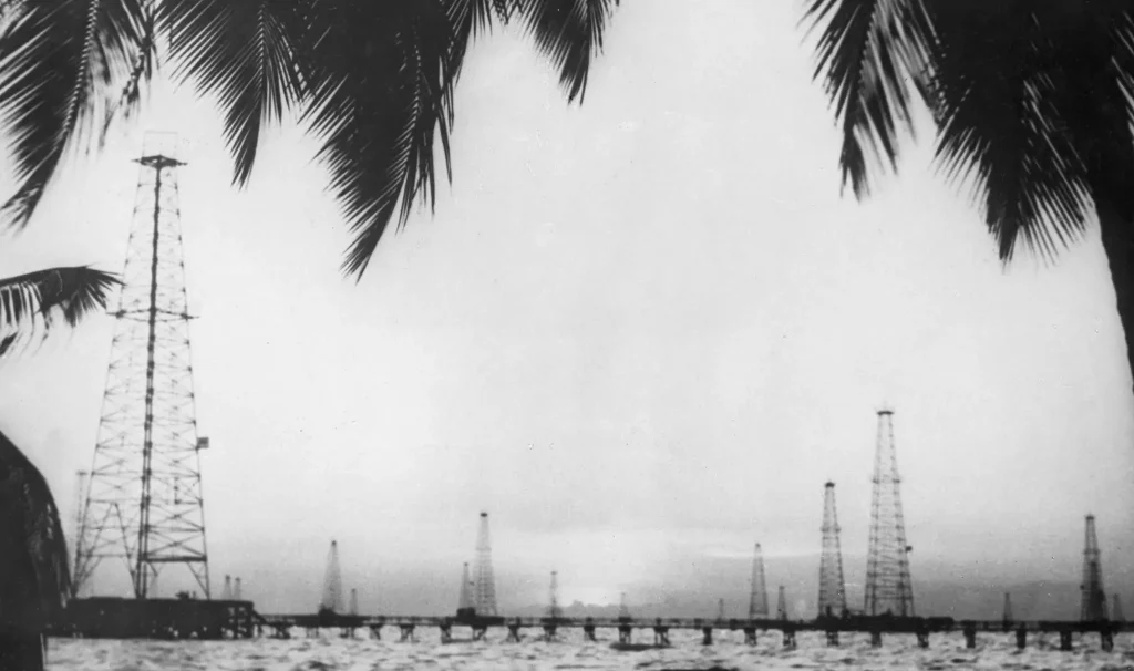 Oil installations on Lake Maracaibo in Venezuela in 1935. Photo: Alamy.