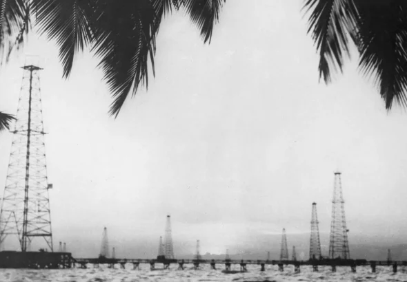 Oil installations on Lake Maracaibo in Venezuela in 1935. Photo: Alamy.