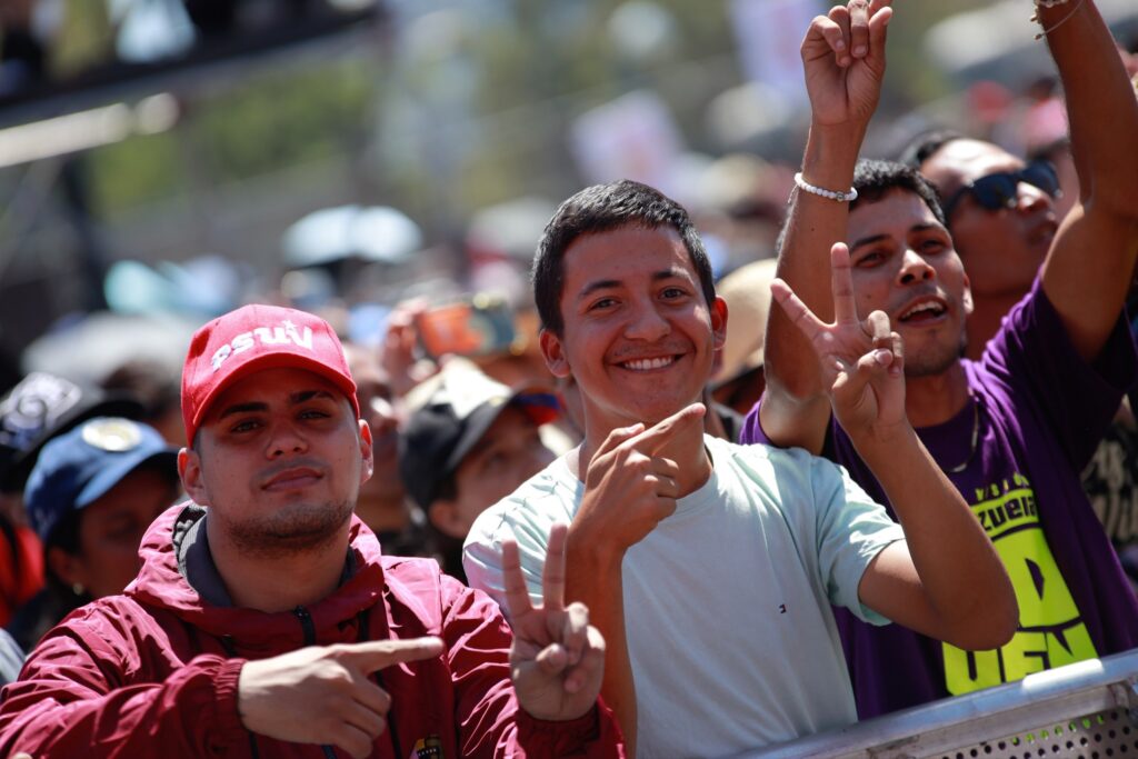 Venezuelans at Youth Day marches flash the peace-and-victory sign made famous by President Nicolás Maduro after his kidnapping and illegal transfer to the US, by US forces. Photo: Globovisión.