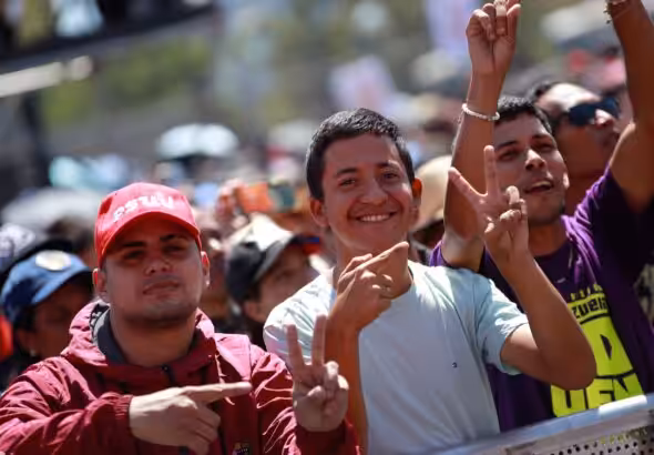 Venezuelans at Youth Day marches flash the peace-and-victory sign made famous by President Nicolás Maduro after his kidnapping and illegal transfer to the US, by US forces. Photo: Globovisión.
