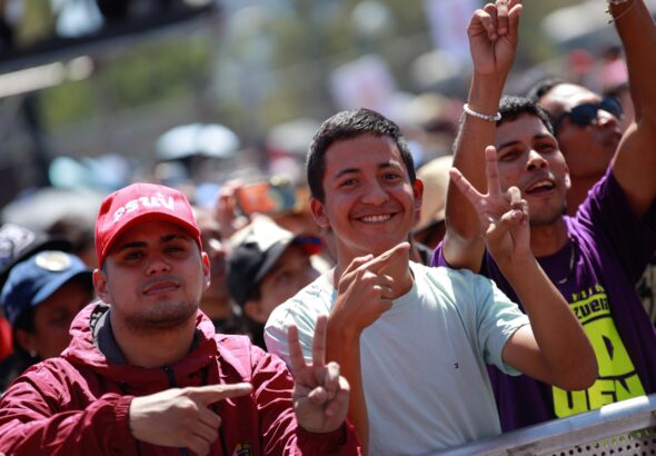 Venezuelans at Youth Day marches flash the peace-and-victory sign made famous by President Nicolás Maduro after his kidnapping and illegal transfer to the US, by US forces. Photo: Globovisión.