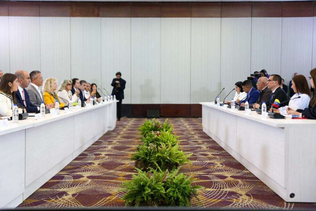 The meeting of the Commission for Coexistence and Peace was held at the Eurobuilding Hotel in Caracas. Photo: Fausto Torrealba/AVN.