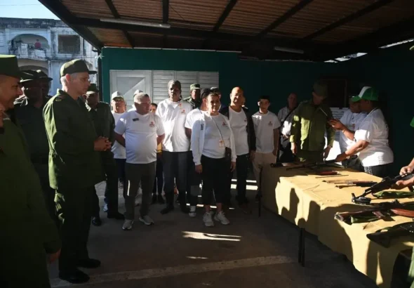 Cuban President Miguel Díaz-Canel receiving details about military structures and strategic objectives during his tour of defense-related institutions. Photo: Canal Caribe.