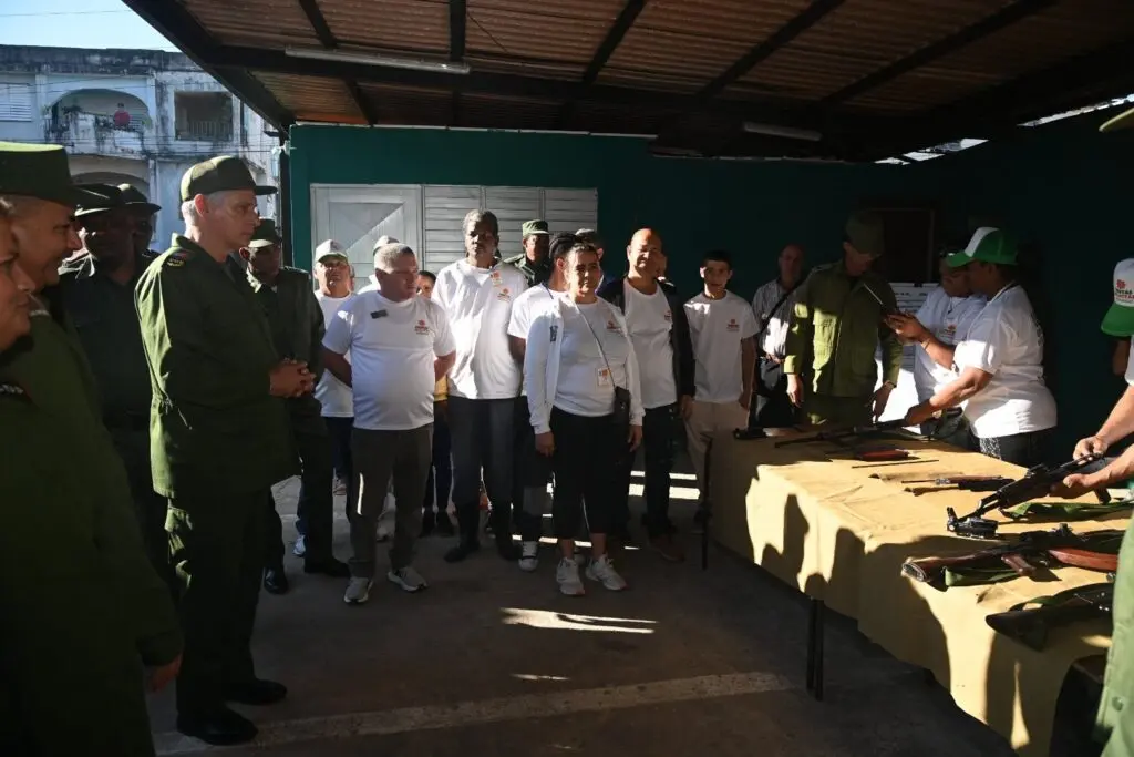 Cuban President Miguel DĂaz-Canel receiving details about military structures and strategic objectives during his tour of defense-related institutions. Photo: Canal Caribe.