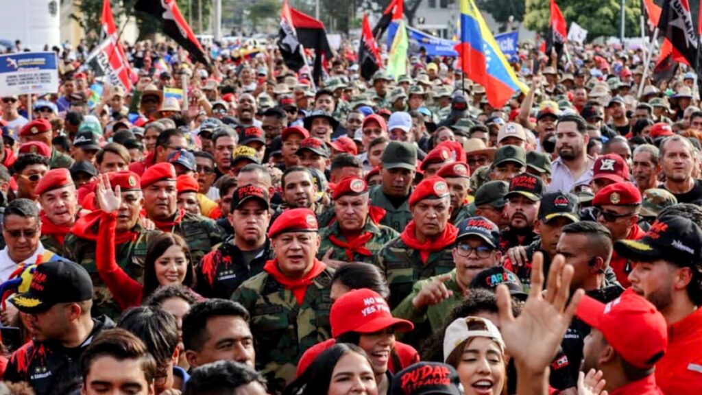 Venezuelan Chavista leader Diosdado Cabello marching Wednesday, February 4, among the people in Maracay during a demonstration to commemorate the Febtuary 4, 1992 civic-military uprising. Photo: Con el Mazo Dando.