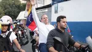 Far-right Venezuelan politician Juan Pablo Guanipa rallying at detention centers in Caracas after his conditional release from prison on Sunday, February 8, 2026. Photo: Telemundo.