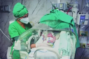 A nurse monitors a child in a neonatal care unit in a Cuban hospital. Photo: Rafael Fernández Rosell/Granma.