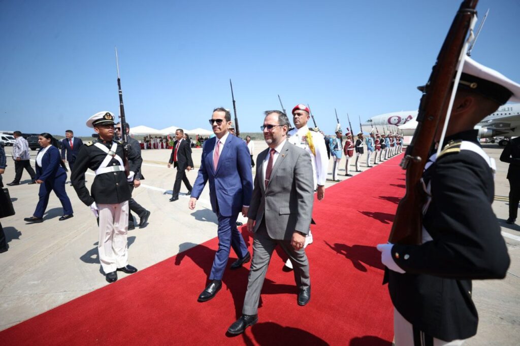 Venezuelan Foreign Minister Yván Gil meets with Qatar's Prime Minister Mohammed bin Abdulrahman Al Thani at the Simón Bolívar International Airport on Tuesday, February 17, 2026. Photo: Venezuelan Presidential Press.
