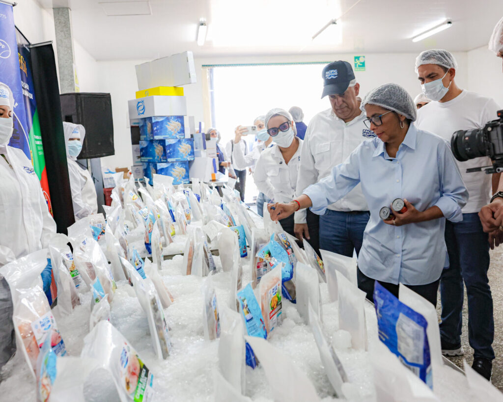 Acting President Delcy Rodríguez during an inspection of the Pacific Seafood Fish Processing Plant in Cumaná, Sucre state. Photo: Prensa Presidencial.