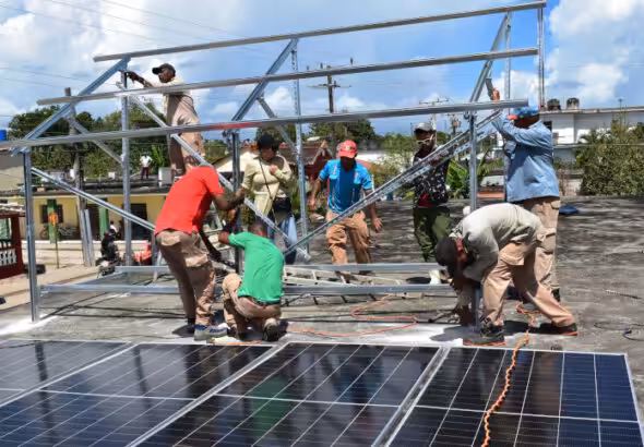 Beyond the hospital network of more than 280 hospitals and 430 polyclinics, the project will also reach some 2,000 homes in isolated rural areas that historically lack stable access to electricity. Photo: Adelante Newspaper.