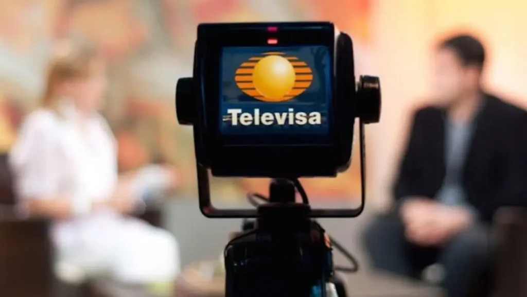 A camera screen shows the logo of the Televisa media corporation from Mexico with a TV studio blurred in the background. Photo: Diario Red.