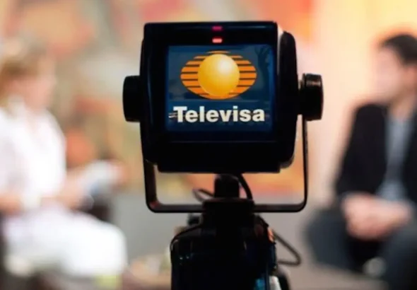 A camera screen shows the logo of the Televisa media corporation from Mexico with a TV studio blurred in the background. Photo: Diario Red.