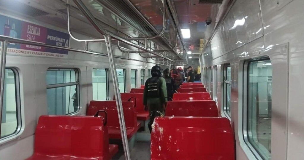 Rescue teams at the Simón Bolívar station in La Rinconada following the railway accident on March 15, 2026.Photo: Telesur/4F.