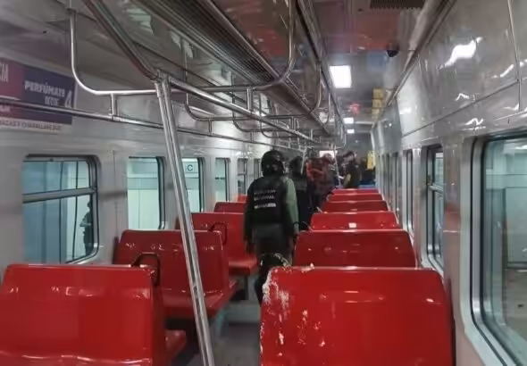 Rescue teams at the Simón Bolívar station in La Rinconada following the railway accident on March 15, 2026.Photo: Telesur/4F.