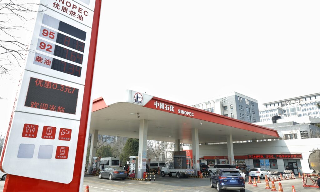 Car owners refuel at a gas station in Shijingshan district, Beijing on March 23, 2026, the day when the National Development and Reform Commission announced a temporary adjustment to refined oil prices. Photo: Li Hao/GT.